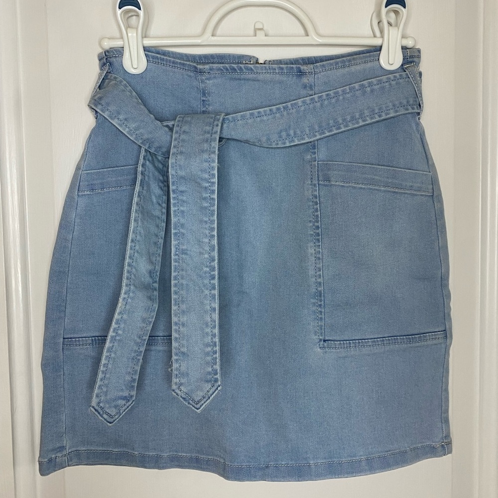 Cute tight but stretchy and comfy Jean skirt with detachable matching belt!